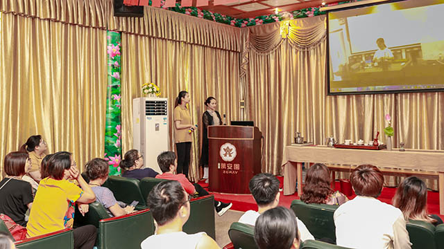 2学习茶艺,今天我们为大家表演的是功夫茶艺,请大家静下心来,品茗赏艺,和我们共享茶艺的温馨和怡悦。.jpg 2学习茶艺,今天我们为大家表演的是功夫茶艺,请大家静下心来,品茗赏艺,和我们共享茶艺的温馨和怡悦。.jpg