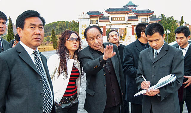 世界级堪舆大师夏荆山先生指点万安园风水.jpg 世界级堪舆大师夏荆山先生指点万安园风水.jpg