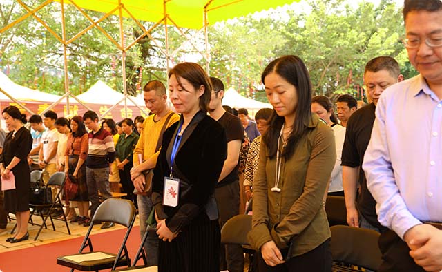 3 下午两点活动开始,全体人员首先进行鞠躬默哀30秒,向遗体与器官捐献者致敬.jpg 3 下午两点活动开始,全体人员首先进行鞠躬默哀30秒,向遗体与器官捐献者致敬.jpg