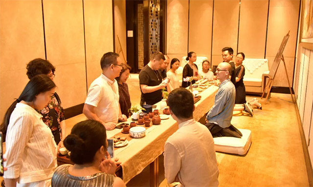 会场,聆听唐公子讲述茶的故事-3.jpg 会场,聆听唐公子讲述茶的故事-3.jpg