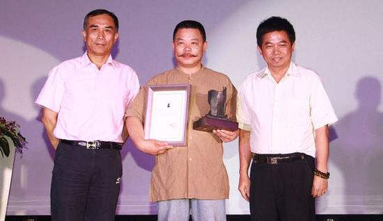 1964年9月生于湖南省沅江市东荡村(东荡洲).